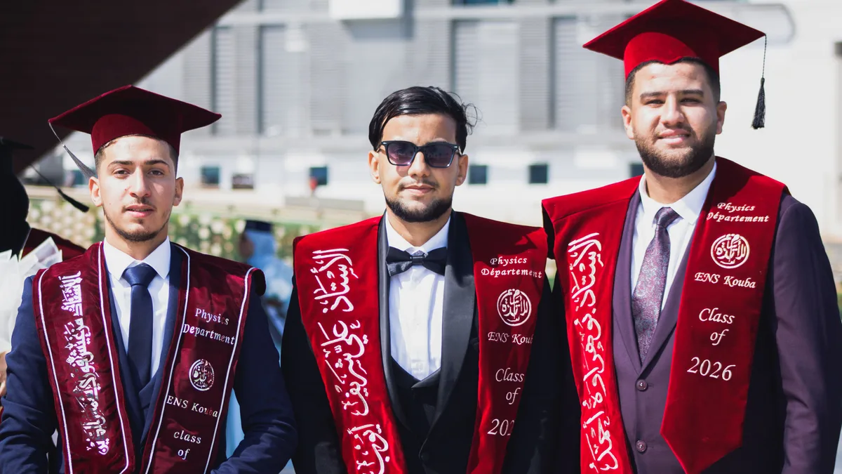 Jeunes diplômés célébrant la fin de leurs études, illustration du parcours vétérinaire