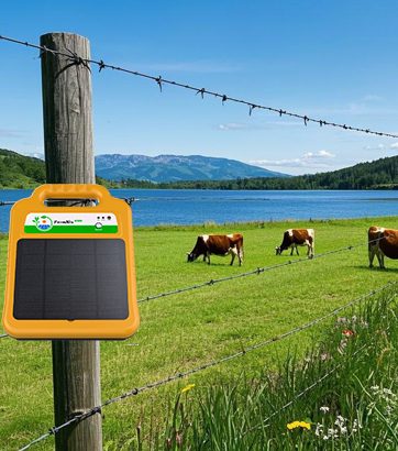 Série d'images de paysages extérieurs montrant des installations de clôtures électriques dans des pâturages verdoyants avec des montagnes en arrière-plan.